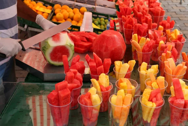 Képzett fűszeres csökkenti a görögdinnye, a nagy, éles késsel — Stock Fotó