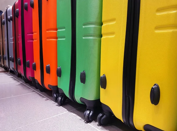Malas no depósito de bagagens no aeroporto para controle — Fotografia de Stock