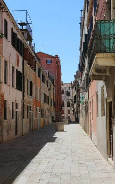 Amplia calle veneciana llamada CALLA con el pozo y los paños — Foto de Stock