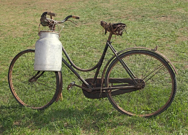 Old milking bicycle with aluminum milk canister to deliver milk — Stock Photo, Image