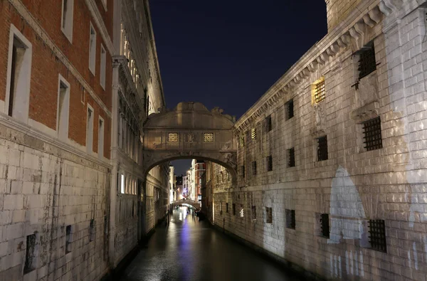 VENECIA de Suspiros por la noche usando exposición prolongada — Foto de Stock