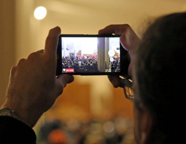 kişi bir film canlı olay sırasında yapar.