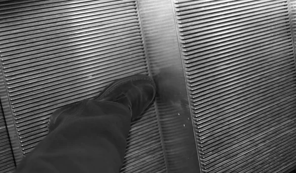 Black elegant shoe for men on the escalators of the big mall — Stock Photo, Image