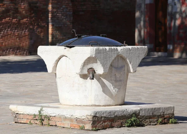 Antiguo pozo en Venecia — Foto de Stock