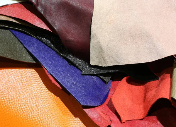 Cuero real en muchos colores producción de tiendas de artesanía de cuero ga — Foto de Stock