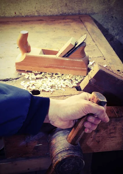 Χέρι του ξυλουργού και του αντιπροέδρου του τεμαχίου με πάνω από ένα πιάτο — Φωτογραφία Αρχείου