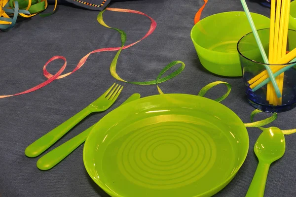 Pratos verdes na mesa preparada para celebrar um aniversário — Fotografia de Stock