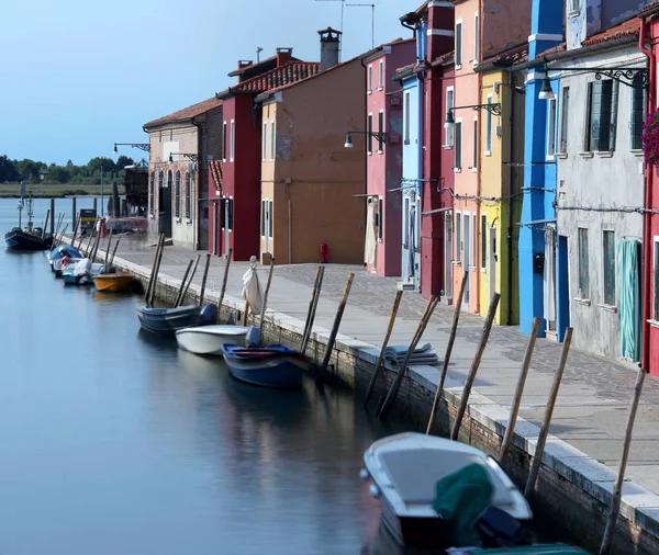 Gezilebilir kanal ve Burano Adası nea renkli evlerin — Stok fotoğraf