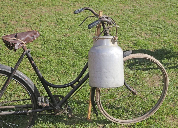 Bicicleta velha com lata de leite de alumínio — Fotografia de Stock
