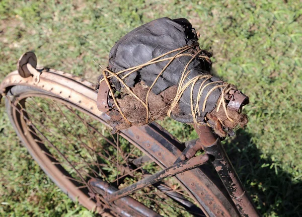 上世纪自行车的古老鞍座 — 图库照片