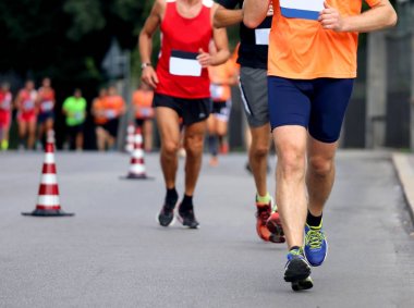 Yarış ve sporcular spor yarış yollarda