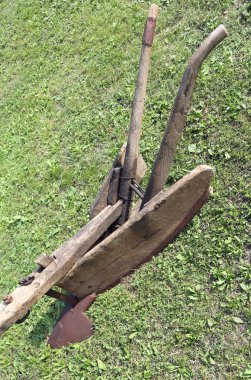 çim üzerinde eski antik pulluk