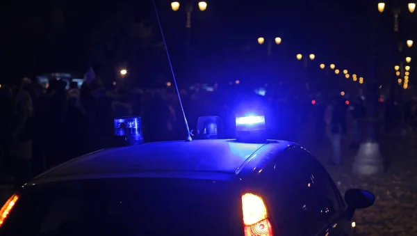 Luzes azuis sirenes de um carro de polícia na cidade — Fotografia de Stock