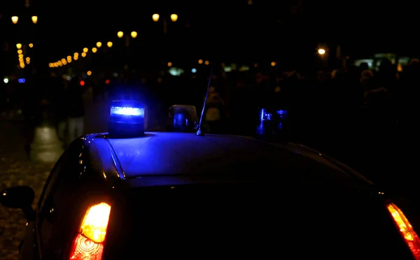 Luzes azuis sirenes de um carro de polícia — Fotografia de Stock