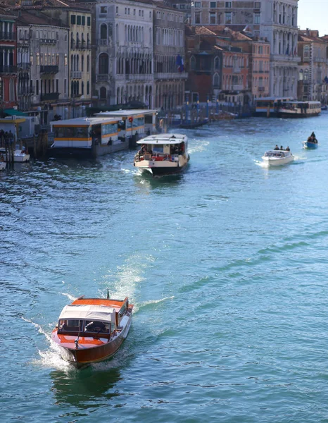 Barcos em Grande Canal da Ponte Rialto em Veneza — Fotografia de Stock