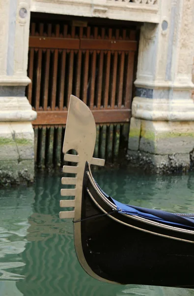 Лук гондоли з знаменитим металевим символом у Венеції під час — стокове фото
