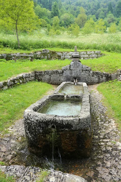 Antigua fuente en la montaña llamada Fontana della Pace que significa —  Fotos de Stock