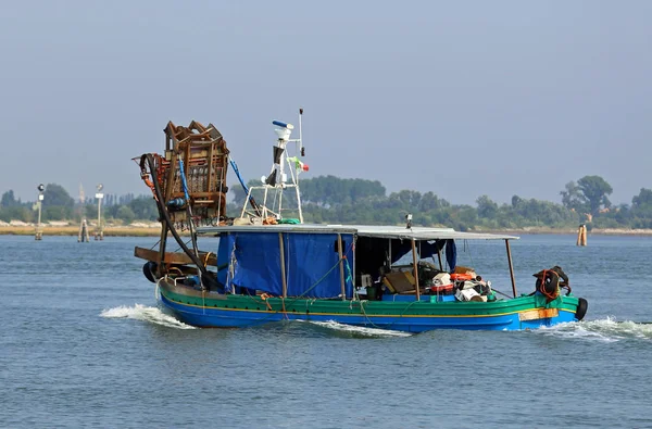 Fiskebåt går offshore till fisk — Stockfoto