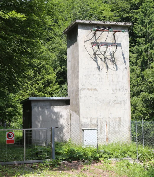 Elektrohütte im Wald zur Energiegewinnung in der Nähe eines Staudamms — Stockfoto