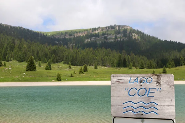 Фантастичний високогірним озером називається Lago Ради Європи в італійської мови — стокове фото