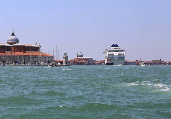 Venedik İtalya Cruise ship Giudecca C römorkör tarafından tahrik — Stok fotoğraf