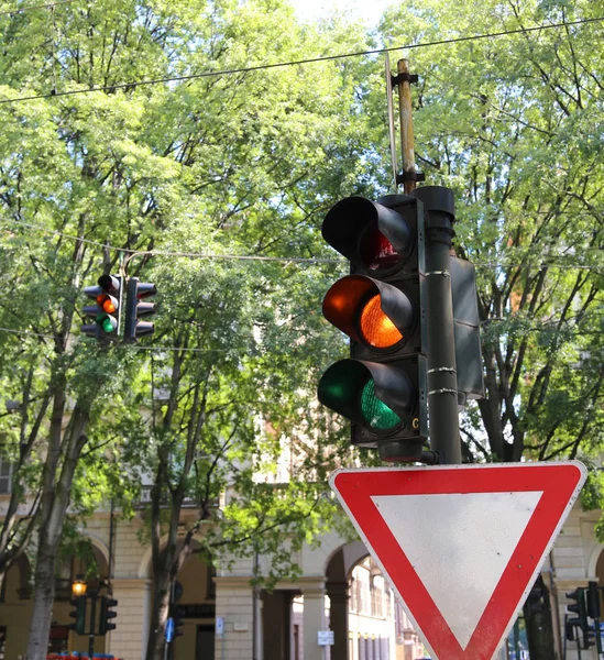 Italienska trafikljus med två färger grön och orange Sam — Stockfoto