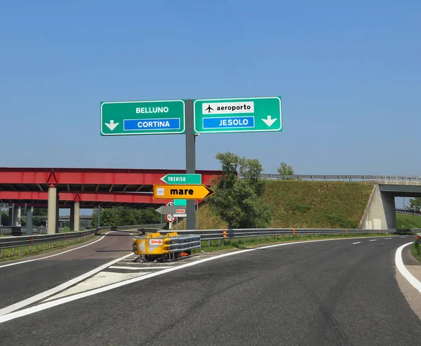 Jesolo yakınındaki Venedik, gitmek için yol işaret göstergesi ile