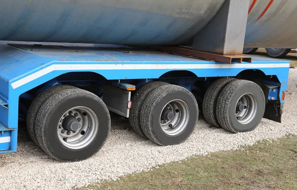 Ciężarówka do przewozu samochodów ciężarowych z dwie pary kół — Zdjęcie stockowe
