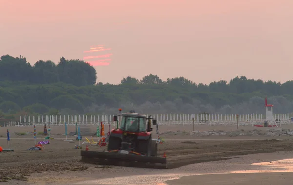 Trattore che all'alba pulisce la spiaggia dalla spazzatura — Foto Stock