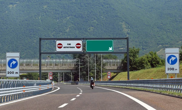 Verkehrszeichen am Ende der Autobahn und der Text fein autostrada th — Stockfoto