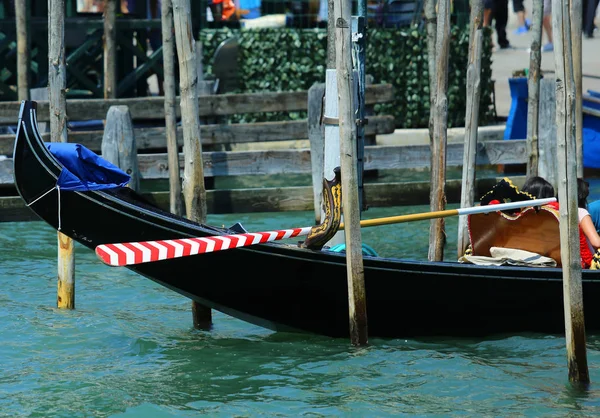 Remo branco e vermelho de uma gôndola em Veneza — Fotografia de Stock