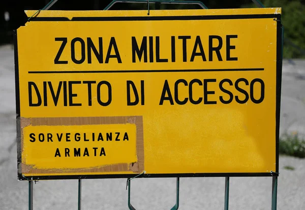 Sinal amarelo na zona militar em itália e texto que significa Milita — Fotografia de Stock