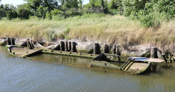Naufrágio de um barco de madeira afundado na água da lagoa — Fotografia de Stock