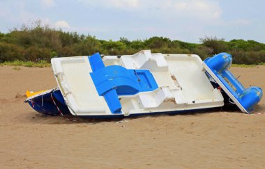 tekneler sahilde sonra kasırga yok eder.