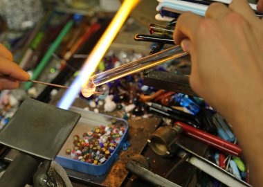 çok yüksek bir sıcaklık ile cam şekillendirme sırasında eş fla