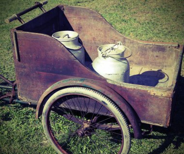  Eski bir kamyonu ile taşınan süt kutuları