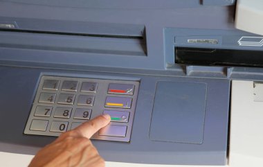 kadın tuşların klavyede presler