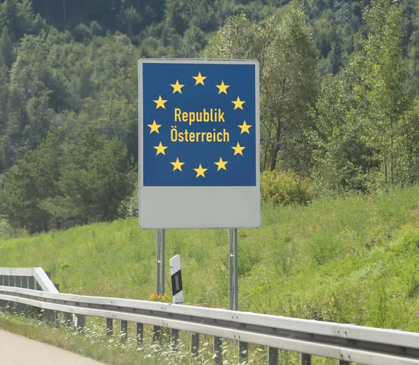 Oostenrijkse grens en het teken van de weg van de grens — Stockfoto