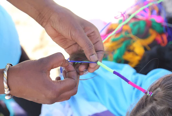 Afrikalı kız el bir kumbara kızın saç yapma 