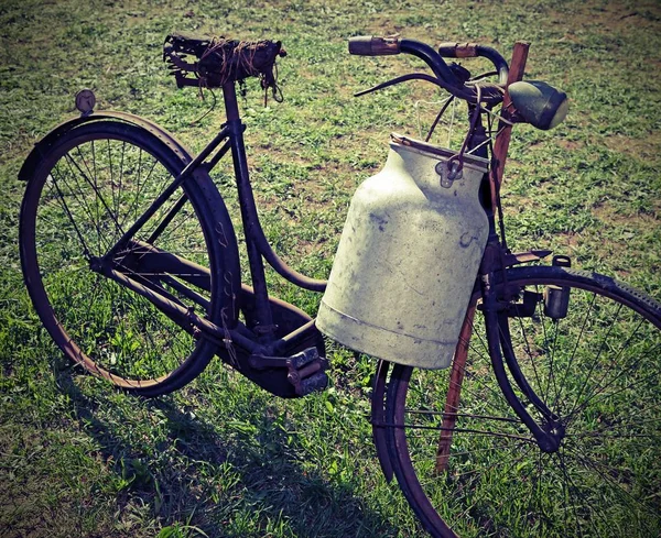 Старинный доильный велосипед с молочной корзиной и старинным эффектом — стоковое фото