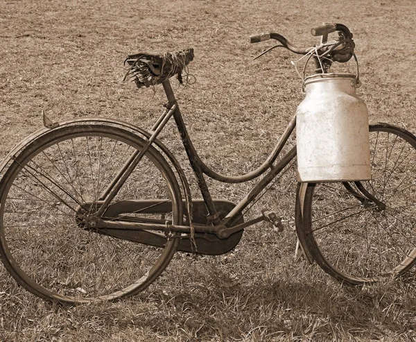 Ancient milking bike with aluminum bin for milk transport — Stock Photo, Image