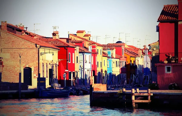 Burano adalah sebuah pulau di dekat Venesia di Italia yang terkenal karena keindahannya — Stok Foto