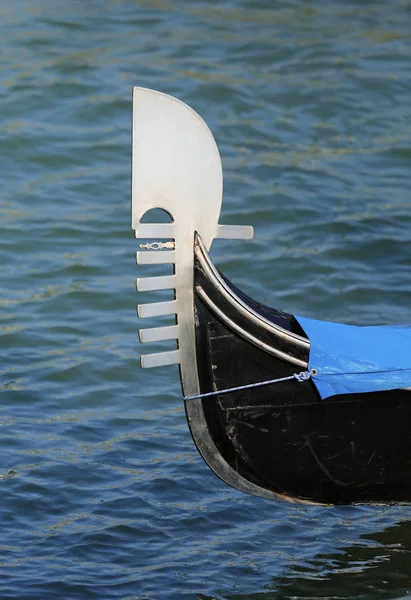 Bow of the gondola with the famous metal symbol — Stock Photo, Image