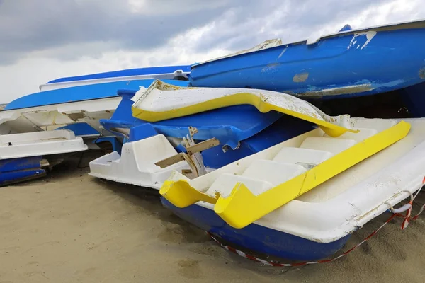 Barcos destruidos después de desembarcar inmigrantes ilegales en la arena ser — Foto de Stock