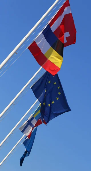 Bandeiras internacionais e bandeira europeia — Fotografia de Stock