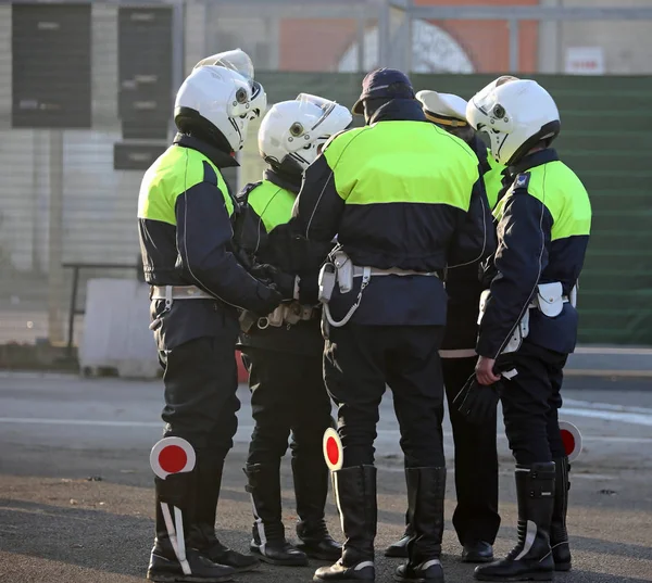 Policeman with biker clothes while controlling city traffic — Stock Photo, Image