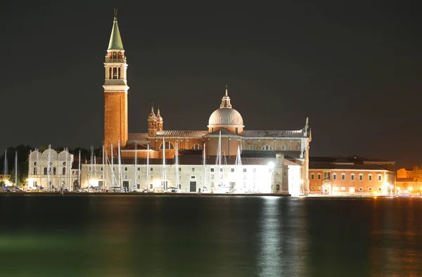 Venecia Italia Basílica de San Jorge de noche y la reflectio — Foto de Stock