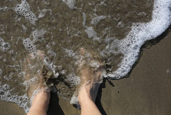 Zwei-Fuß-Sprünge eines Erwachsenen an der von der Welle überschwemmten Küste — Stockfoto