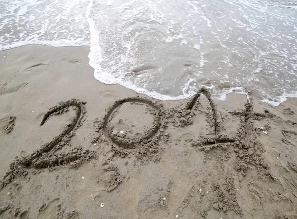 Rok 2017 na písku v moři, čeká na zrušit w — Stock fotografie