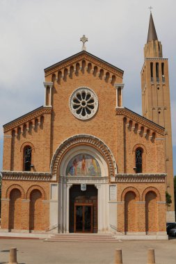 Çan Kulesi ve kilise Jesolo şehir İtalya Cephesi